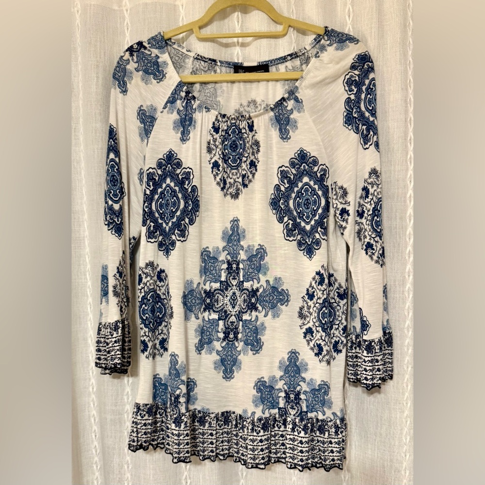 I.N.C. International Concepts white & blue medallion print 3/4 sleeves..